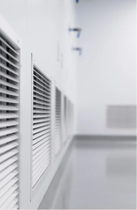 Pharmaceutical cleanroom ventilation system with wall-mounted air grilles